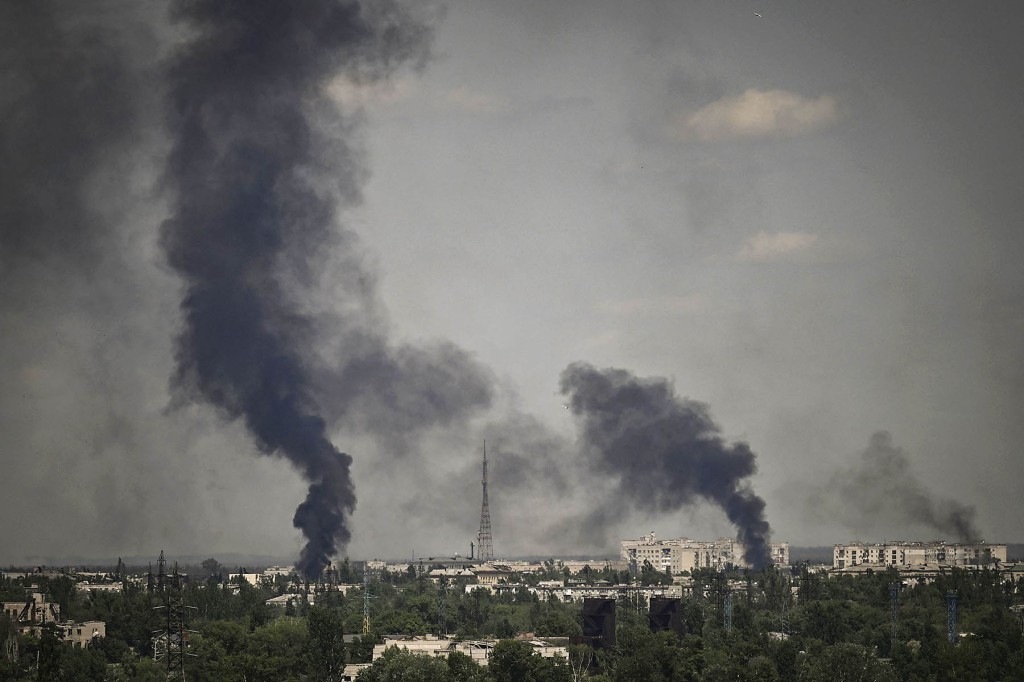 TOPSHOT - Smoke rises in the city of Severodonetsk during heavy fightings between Ukrainian and Russian troops at eastern Ukrainian region of Donbas on May 30, 2022, on the 96th day of the Russian invasion of Ukraine. - EU leaders will try to overcome Hungary's rejection of a Russian oil embargo on May 30, 2022 as part of a further tightening of sanctions against Moscow, whose forces are advancing in eastern Ukraine, with fighting in the heart of the key city of Severodonetsk. (Photo by ARIS MESSINIS / AFP) (Photo by ARIS MESSINIS/AFP via Getty Images)