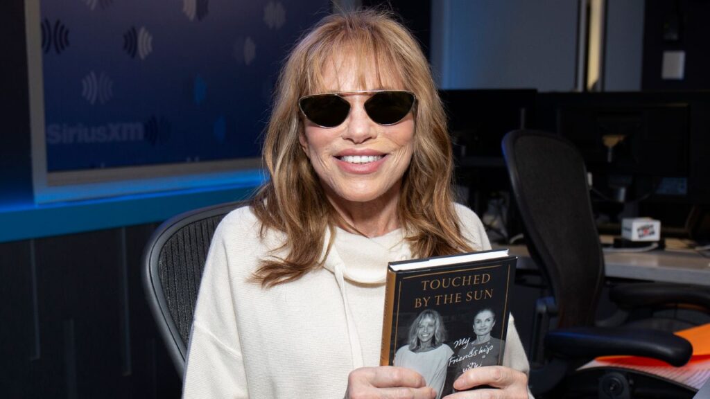Carly Simon Returns with New Album 'Comes in Waves'